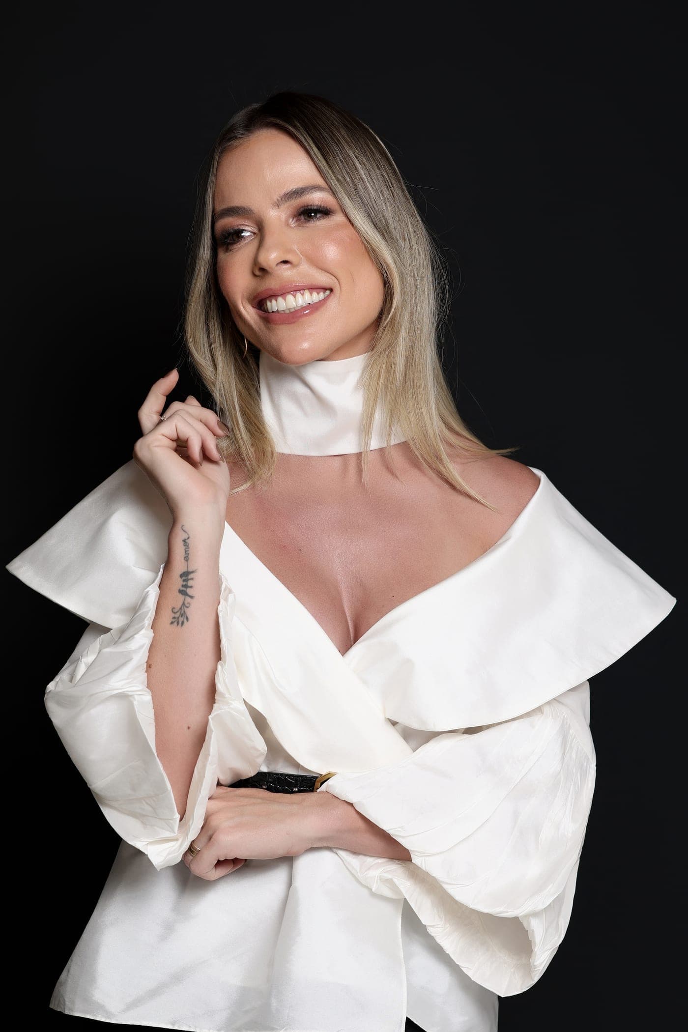Dra. Aline Dilli, biomédica esteta, sorrindo em retrato de estúdio